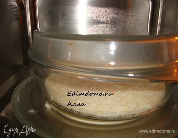 Когда СВЧ-печь просигнализирует вам о завершении процесса приготовления, открываем ее, кладем в рис масло (не мешать!), накрываем кастрюлю крышкой, закрываем печку. Ждем 5 минут.