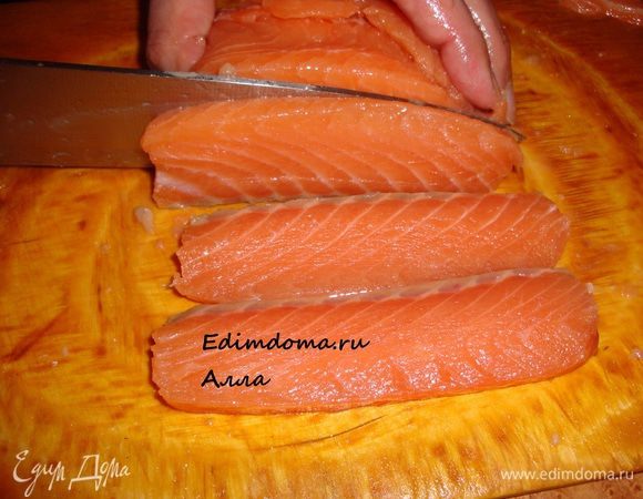 и порезал рыбку...