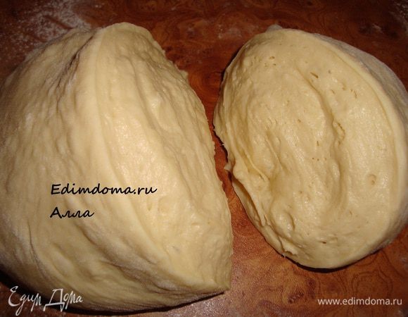 Кусочек теста (у меня по этому рецепту http://www.edimdoma.ru/recipes/17149, часть) делим на 2 неравные части: примерно 1/3 и 2/3.