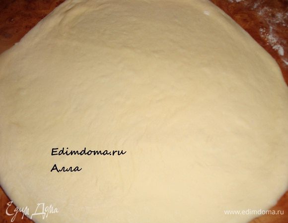 Берем большую часть теста и раскатываем...