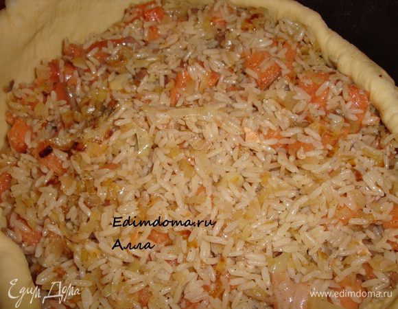 Укладываем лепешку в сковороду с высокими бортами, сверху выкладываем начинку.