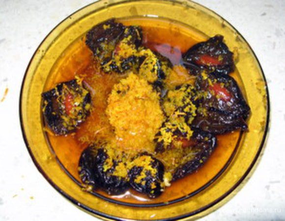 Разделить чернослив пополам. Если нужно, удалить косточку. Замочить чернослив со стаканом вина и тёртой цедрой двух апльсинов минимум на 30 минут. (надо сказать, что чернослив получается настолько вкусным, что его вполне в другом случае можно использовать для выпечки).