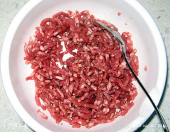 Мясо порубить острым ножом или измельчить в блендере в режиме “pulse”. Не пропускать через мясорубку.
Смешать три типа мяса в мисочке, посолить, поперчить, добавить щепотку паприки и кориандра.
