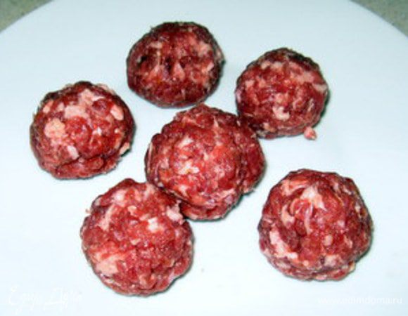 Разделить мясо на 18 равных частей. В каждую из 18 частей вставить половинку чернослива и руками придать округлую форму тефтелькам.
