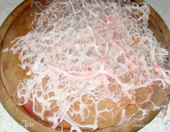 Разрезать свиную жировую сетку на 18 квадратов 10х10 см.
