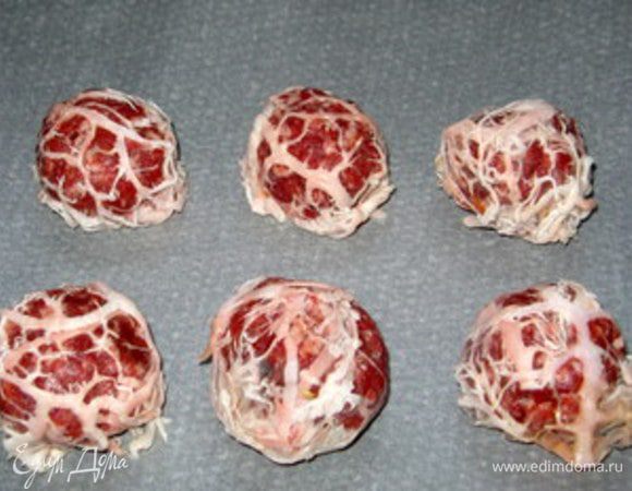 Поместить тефтельки на противень, покрытый пергаментом, и запечь в духовке при 250° около 12-13 минут.