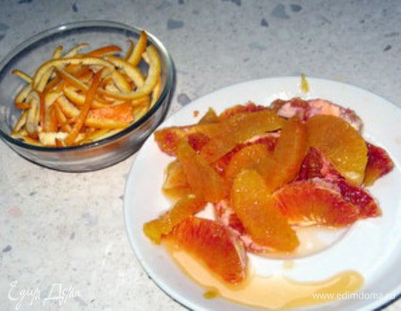 Нарезать на тонкие полоски цедру оставшихся двух апельсинов. У всех четырёх апельсинов вырезать дольки (мякоть) без плёнок и прожилок.
