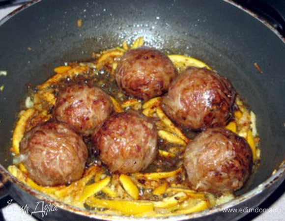 Обжарить на этом масле тефтельки. Как только они начнут румяниться, добавить щепотку острого перчика чили и влить уксус, который быстро выпарится, и апельсиновые дольки. Подержать тефтельки в соусе ещё 1 минуту. Тефтельки готовы.