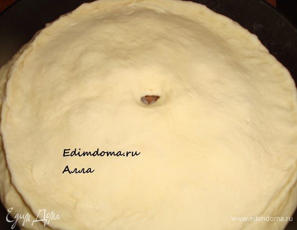 Накрываем им пирог и защипываем края. В середине делаем отверстие (для выхода пара).