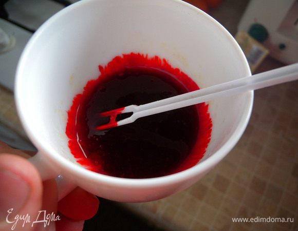 1. Когда мне нужно цветочки с "сегодня на завтра" я делаю желатиново-маршмеллоувую мастику. То есть желатиновую мастику соединяю с зефирной пополам. Пробовала делать цветочки с просто желатиновой. Простенькие получаются, но сложные тяжело, так как она быстро схватывается. А чисто "мармышковая" (маршмеллоу) дольше сохнет и цветы могут "раскрыться". И не будет бутона. В общем, 1 ч л желатина + 1 ч л кипятка (растворить все). Добавить краситель и сахарную пудру по немного. Замесить как тесто на вареники. Отдельно вздуть мармышки в микроволновке. Совет: посыпать тарелочку немного сахарной пудрой тогда зефир не прилипает. Замесить с сахарной пудрой. Соотношение мастик 1:1. 