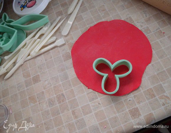 3. На этом этапе формировки и раскатки я больше не пользуюсь пудрой,  а пользуюсь картофельным крахмалом. Он не так вбирается в мастику и удобнее работать. Плюс потом нет "белой пыли" на готовом изделии. На фото правда видно пудру, это фотки с первого торта, с пудровыми ошибками. Для второго торта я уже ею не пользовалась. 
