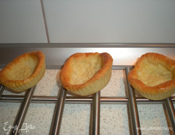 Взять готовые тарталетки,или испечь самостоятельно.У меня осталось тесто от пирожков,из него я и сделала тарталетки.Получились кривенькие,но мне так даже больше понравилось,по домашнему как-то=))