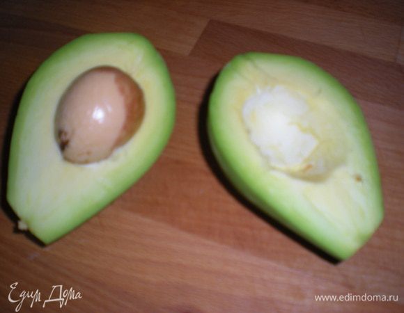 Авокадо измельчить в блендере или натереть на мелкой терке.Посолить,поперчить.Хорошо добавить сливки,тогда паста будет более нежная,сливочная.В конце сбрызнуть лимонным соком.