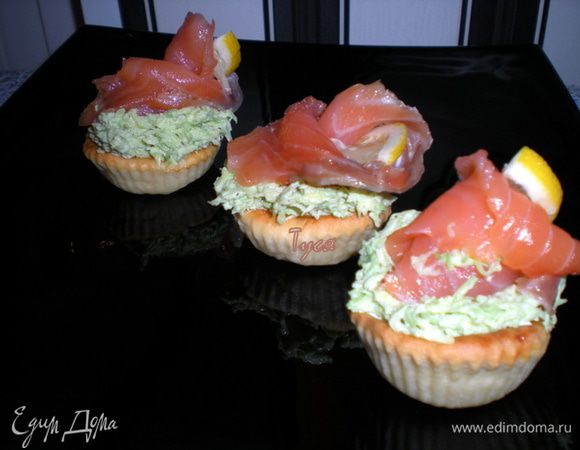 Заранее засоленную сёмгу или форель нарезать на ломтики и уложить на авокадо.Я солила не мудрствуя,на 1 столовую ложку сахара,2 стол.л. соли.Натереть филе рыбы,поставить под небольшой гнет и убрать в холодильник.На следующий день рыбка готова.