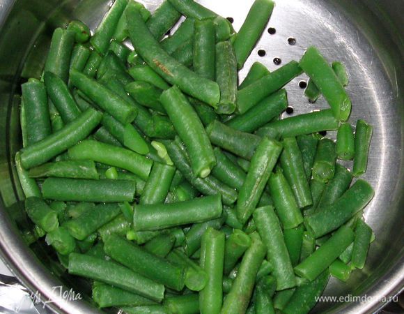 Фасоль бланшировать в кипящей воде.