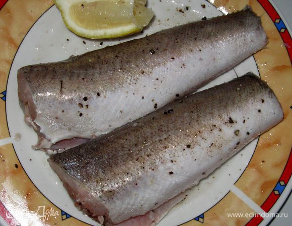 Рыбу сбрызнуть лимонным соком, посолить.