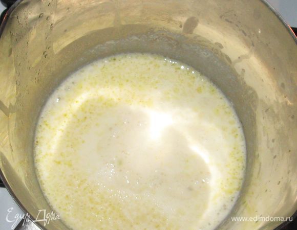 Приоткрыть сбоку фольгу. Слить выделившийся сок, добавить 50 мл белого вина и 50 мл сливок.