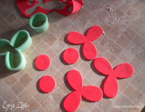 4. Лучше конечно иметь специальные вырубки (но при делании можно и ножничками маникюрными вырезать). Для мальвы нужно такие детальки. 