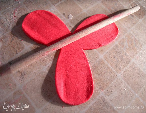 5. Вырубки у меня меньшего размера, чем настоящий цветок, поэтому я мастику раскатываю толще, а потом раскатываю качалочкой до нужного размера. 