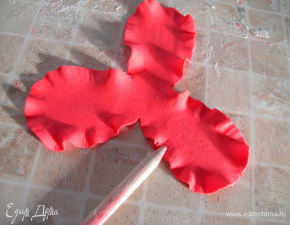 6. Края раскатываем палочкой с конусным краем (прижимая). 