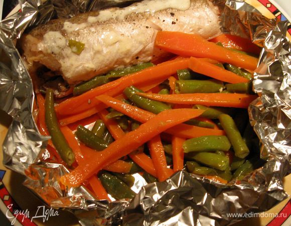 Подавать рыбу, полив соусом.