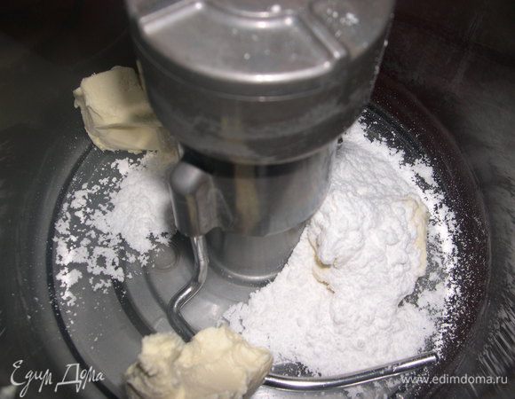 К размягченному сливочному маслу добавим сахарную пудру,тщательно перемешать.