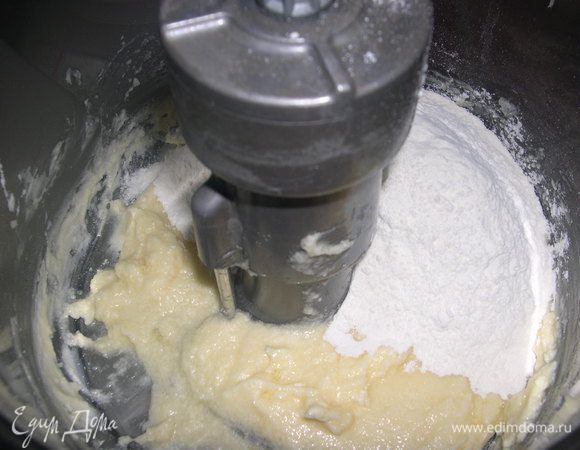 Добавим белок комнатной температуры, ванильный сахар размешать.Добавить муку,замесить мягкое тесто.