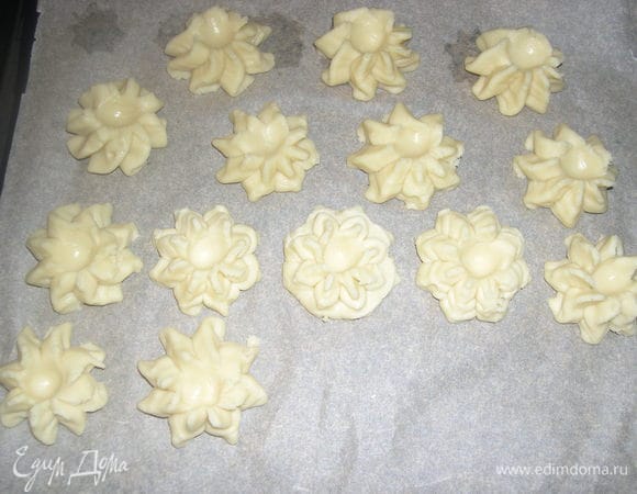 Переложим тесто в кондитерский мешок со звездчатой насадкой и выдавим на противень не большие печенья.