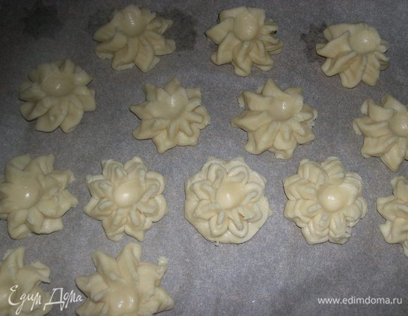 В серединке каждого сделать небольшие углубления и положить капельку густого варенья или джема. Или взять обычное, но добавить немного сахара или крахмала, чтобы загустело потом быстрее.
Я делаю с вареной сгущенкой,поэтому делаю только углубления,но сгущенку не кладу.