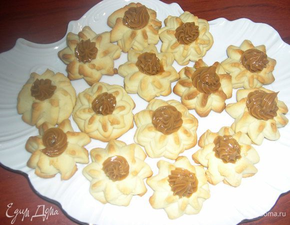 Выпекать в разогретой духовке при 220С около 12 минут, до золотистого цвета.Когда остынуть,в серединку выложить сгущенку И ВСЕ!!! 