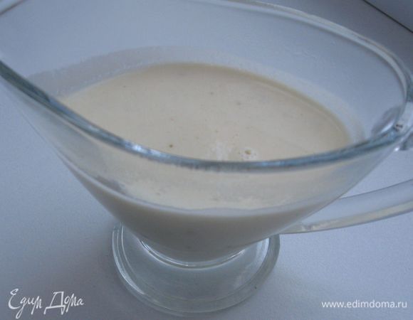 Уварить соус до 1/3 объема (около 10 минут на маленьком огне). Ввести 25 г сливочного масла. Поперчить и посолить.Соус должен быть достаточно густым. Что-то среднее по консистенции между тестом для блинчиков и оладьев.