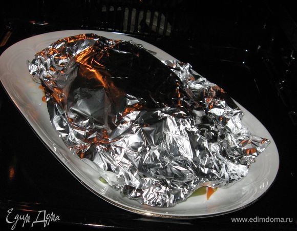 На время приготовления соуса, рыбу переложить на блюдо, накрыть фольгой и поставить в еще теплую духовку.