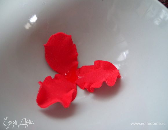 12. Формируем цветочек в глубокой мисочке. Можно "склеивать между собой заготовки каплей воды, но  мне нравится желатином (Желатин+вода). Держать на водяной бане. Он как "резиновый клей". 