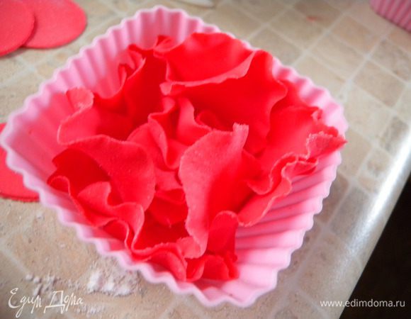 16. Можно и так. Если больше лепестков и сушить в меньшей формочке получится вот  такой вот "пиончик". 