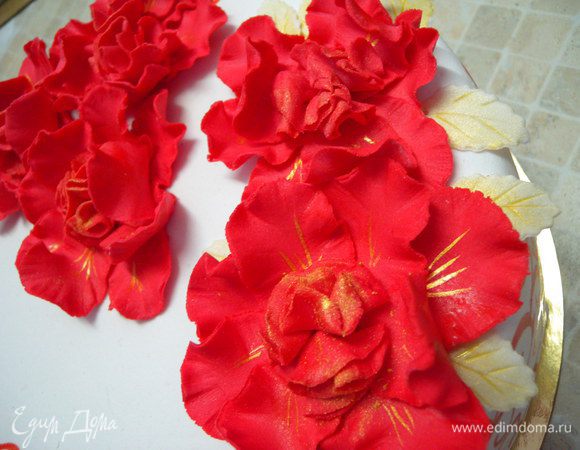 18. Припудрить кондурином. Клеить цветы на торт с помощью такого же "желатинового" клея . Можно "отпарить" торт утюгом, иногда так делаю, тогда все блестит. Но тут я не сделала так, переживала за  "роспись". 