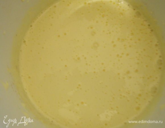 Отделить желтки от белков, желтки растереть с половиной нормы сахара добела.