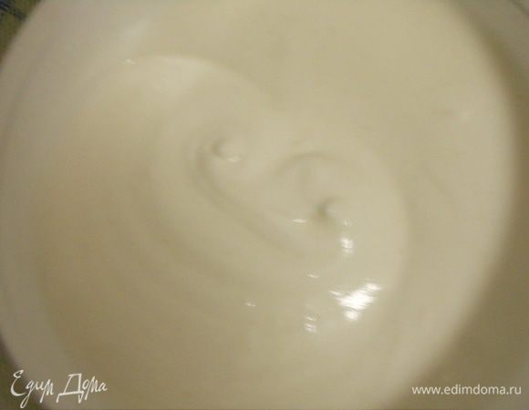 Белки взбить с оставшейся половиной сахара до крутой пены
