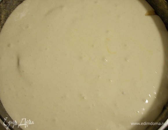 Желтки и белки осторожно смешать и добавить постепенно муку, ванилин