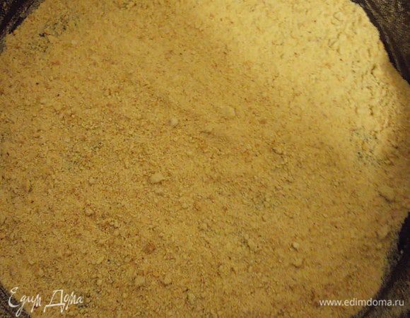 Форму смазать сливочным маслом, обсыпать толченым печеньем 