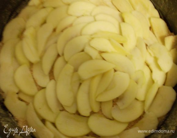 Яблоки почистить, разрезать на тоненькие дольки, выложить на печенье