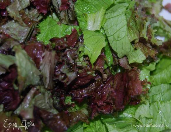 Листья салата промоем,высушим,крупно порежем.