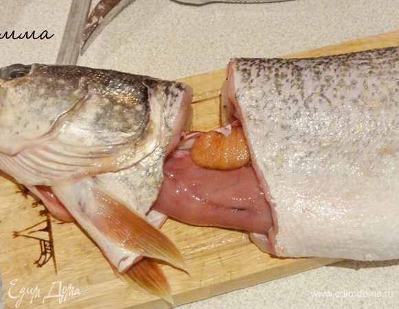 Подрезаем основную кость, но так чтобы внутренности остались не отрезанными