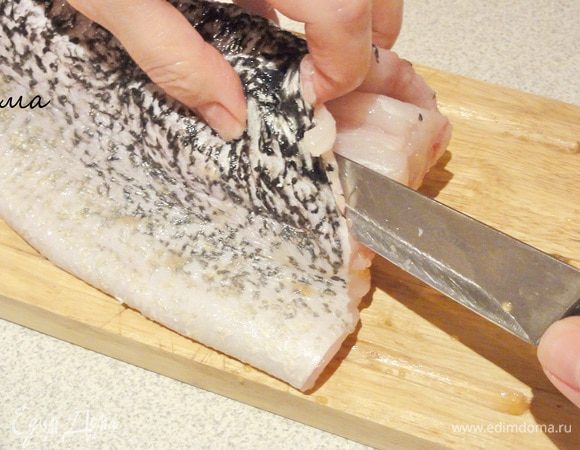 Делаем неглубокие надрезы, отделяя кожу от тушки, стараясь не проткнуть...