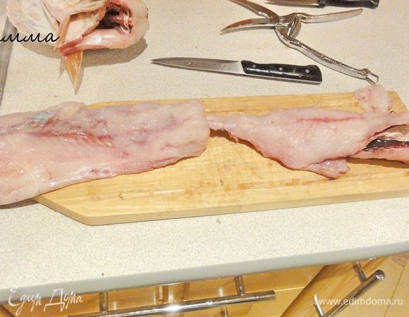 Сняв кожу "чулком", надрезаем кость у основания хвоста, тем самым отделяя тушку от кожи.