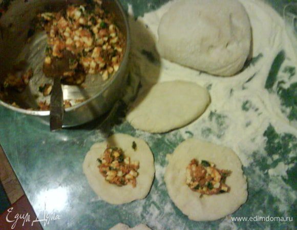 В кефире развести дрожжи, вбить яйцо, добавить соль сахар,масло и  муки чтобы не прилипало к рукам. Я добавляю постепенно вымешивая ложкой (руки не хочу сильно пачкать, мой грудной ребенок иногда в самый такой момент замеса требует внимания). Когда тесто отстает от кастрюли, выкладываю тесто на стол с мукой, и домешиваю окончательно. Пока тесто отдыхает варим яйца, рубим, добавляем тунец, соль, перец, петрушку. 