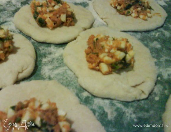 Расделываем на порции, раскатываем кружки ( я просто приминаю рукой, такое тесто не очень любит качалку) выкладываем начинку и лепим пирожки. Можно выпекать в духовке меньше жира, больше пользы. Мне к сожалению пришлось воспользоваться сковородой.Я жарил с небольшим количеством масла и накрывала крышкой.