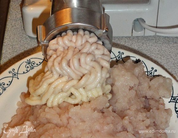 Теперь приготовьте фарш.  Для этого  прокрутите рыбное филе, лук и сало на мясорубке. 