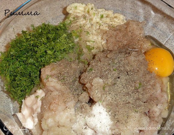 Добавьте яйцо, соль, черный перец и яйцо. Все тщательно перемешайте и отбейте массу. 