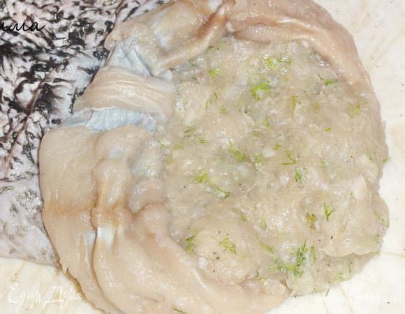 Наполнять нашу рыбу мы будем следующим образом: слой фарша...