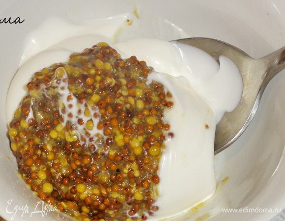 Смешайте горчицу, майонез и сок лимона. 